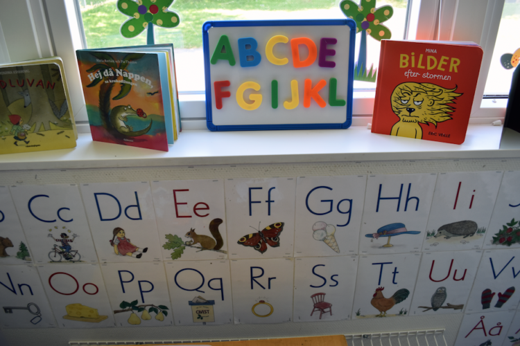 Uppställda böcker och bilder med bokstäver på Kullabäckens förskola.