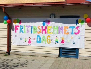 Ballonger och en färgglad skylt med texten: Fritidshemmets dag.