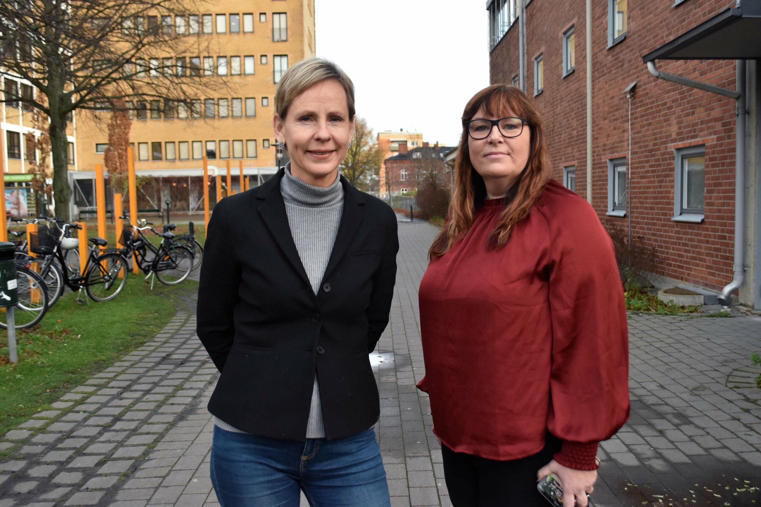 Anna Ekvall och Maria Eriksson-Svanberg står utanför centrala elevhälsan.