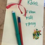 Pennor på papper där någon skrivit "Kärlek", "varm", "söt" och "pirrig".