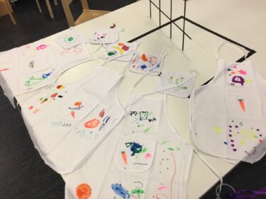 Vita förkläden som det ritats på.