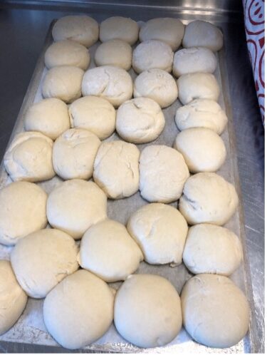 Ogräddade bröd på plåt.