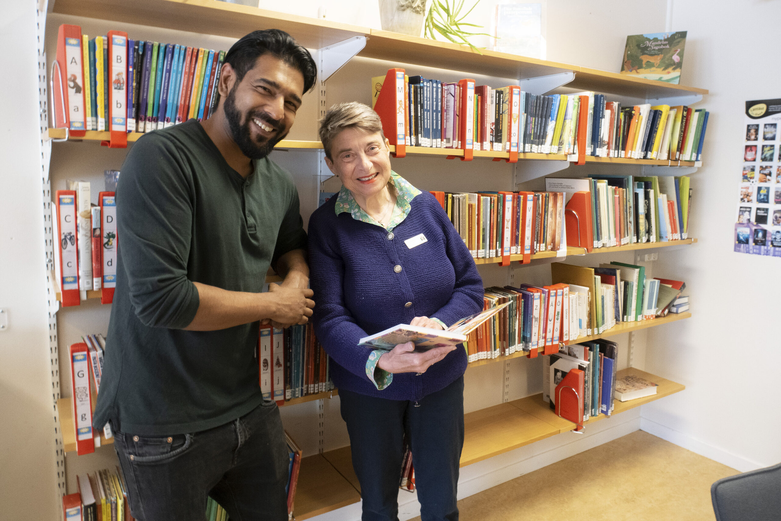 Fritidspedagogen Henrik Ottosson, skolbibliotekarien Catarina Walles på Apelgårdsskolan.