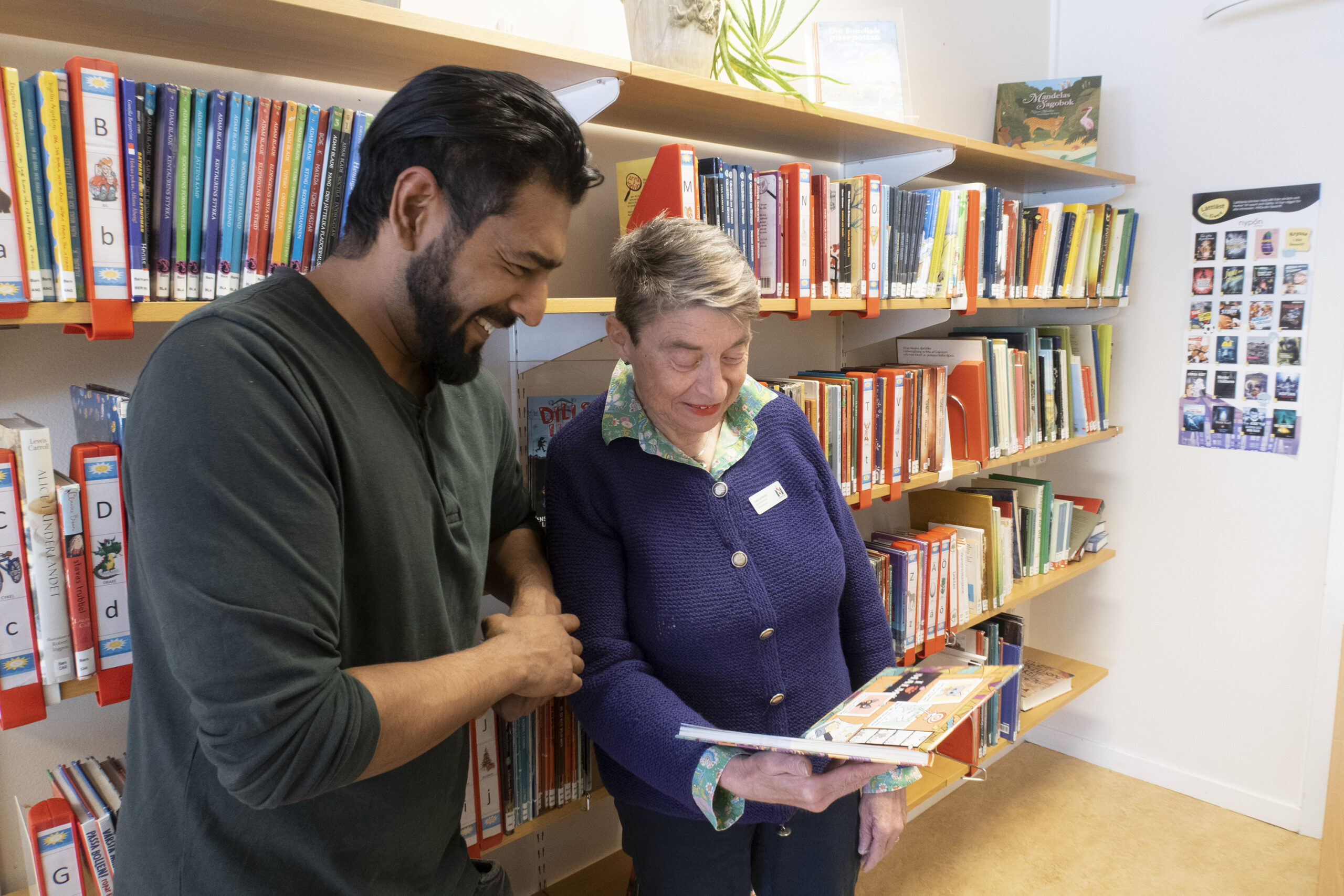 Fritidspedagogen Henrik Ottosson och skolbibliotekarien Catarina Walles, Apelgårdsskolan