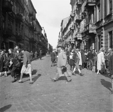 Svartvit bild på gatuvy i Polen på 1930-talet.