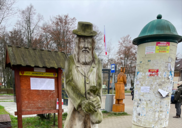 En antisemitisk träskulptur av en jude som håller i en påse pengar.