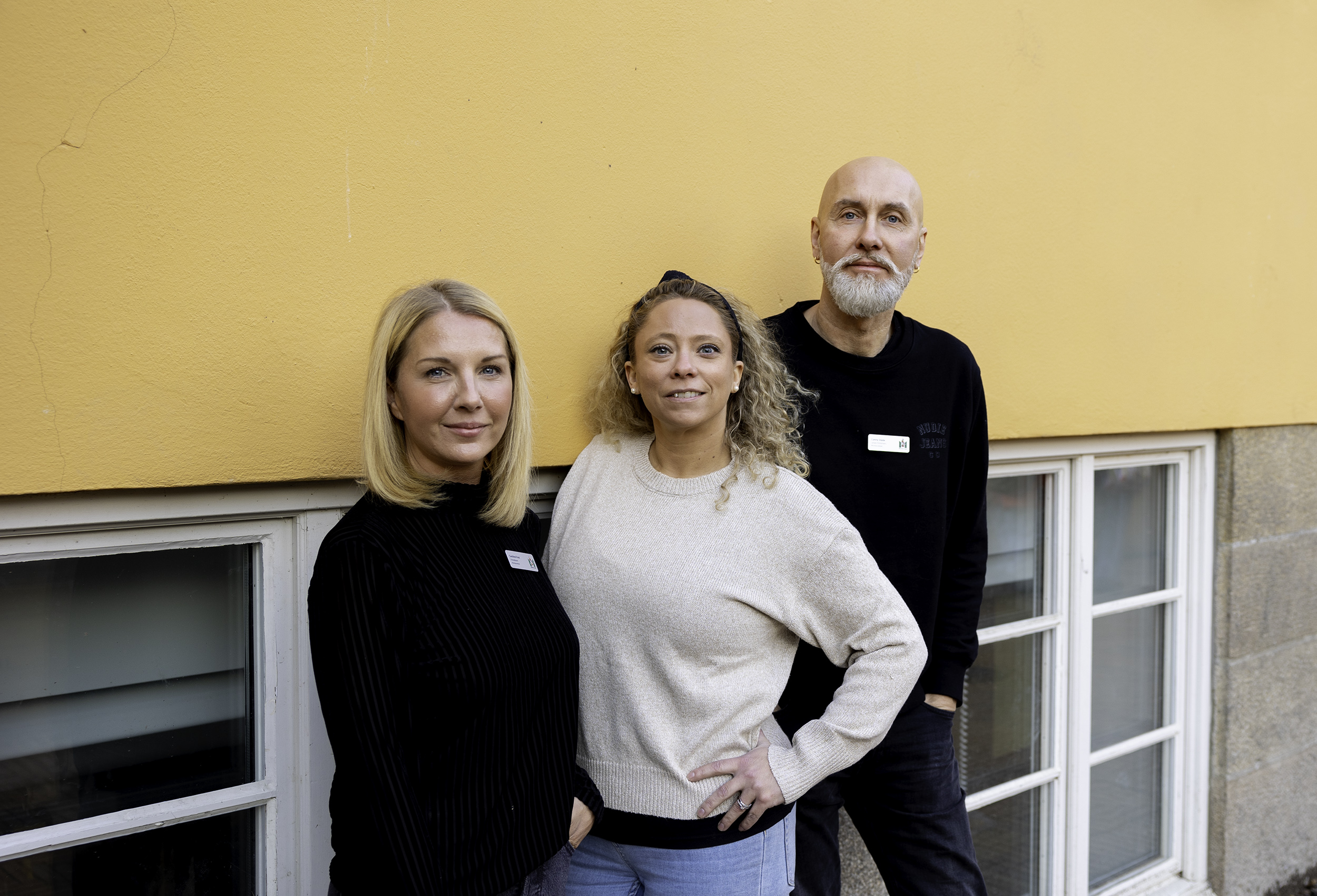 Caroline Frost, Nina Bernshed och Conny Städe står mot en husvägg.