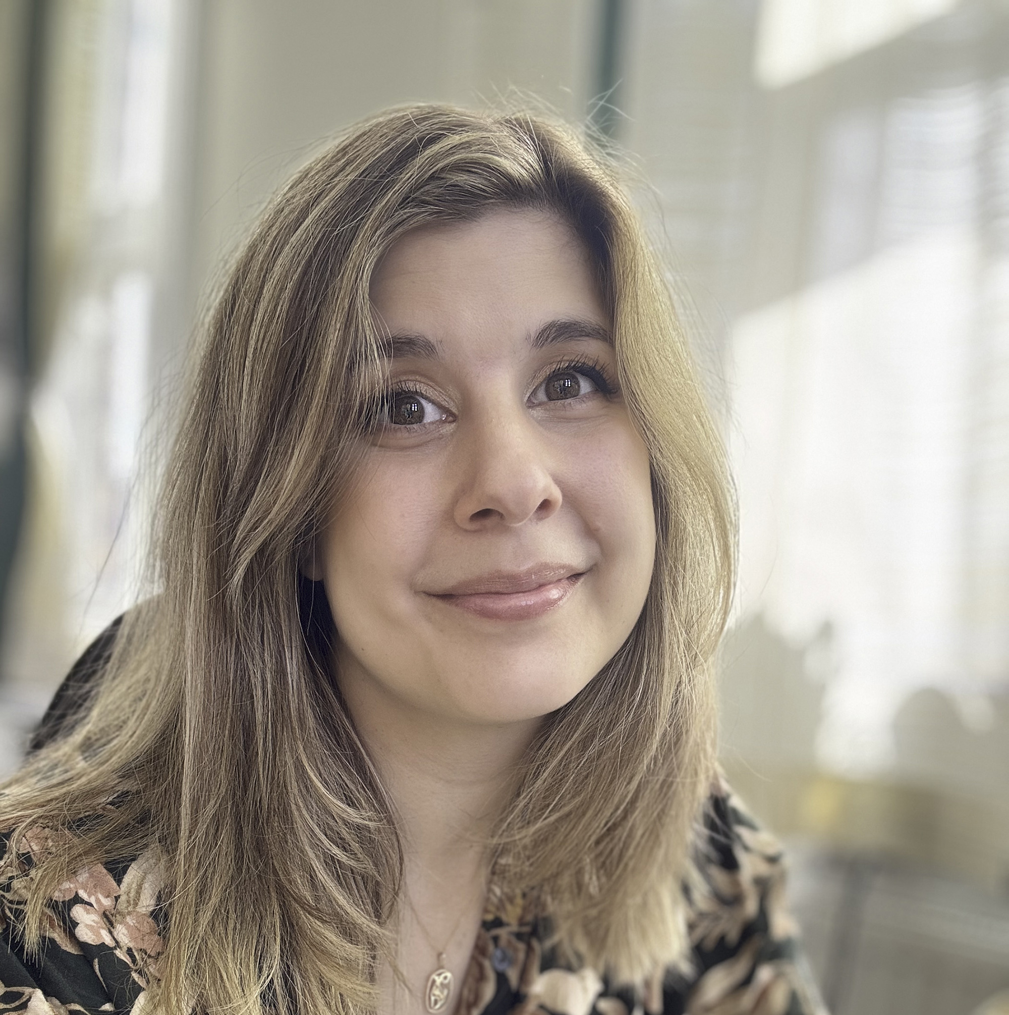 Porträttbild på ung kvinna