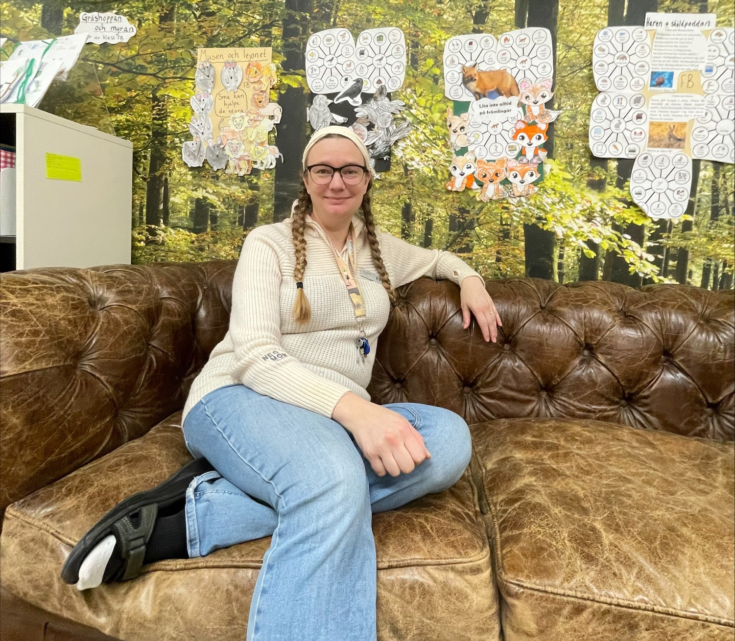 Kvinna sitter i soffa