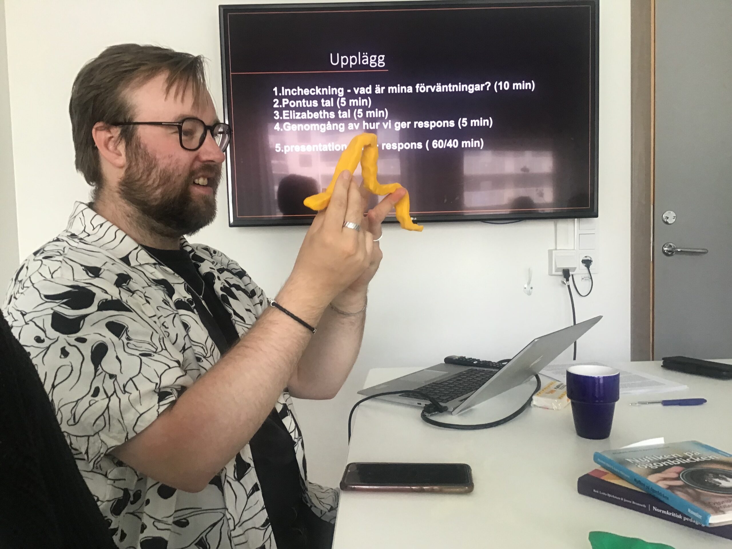 Föreskolepedagogen Pontus Källström håller i en lerfigur.