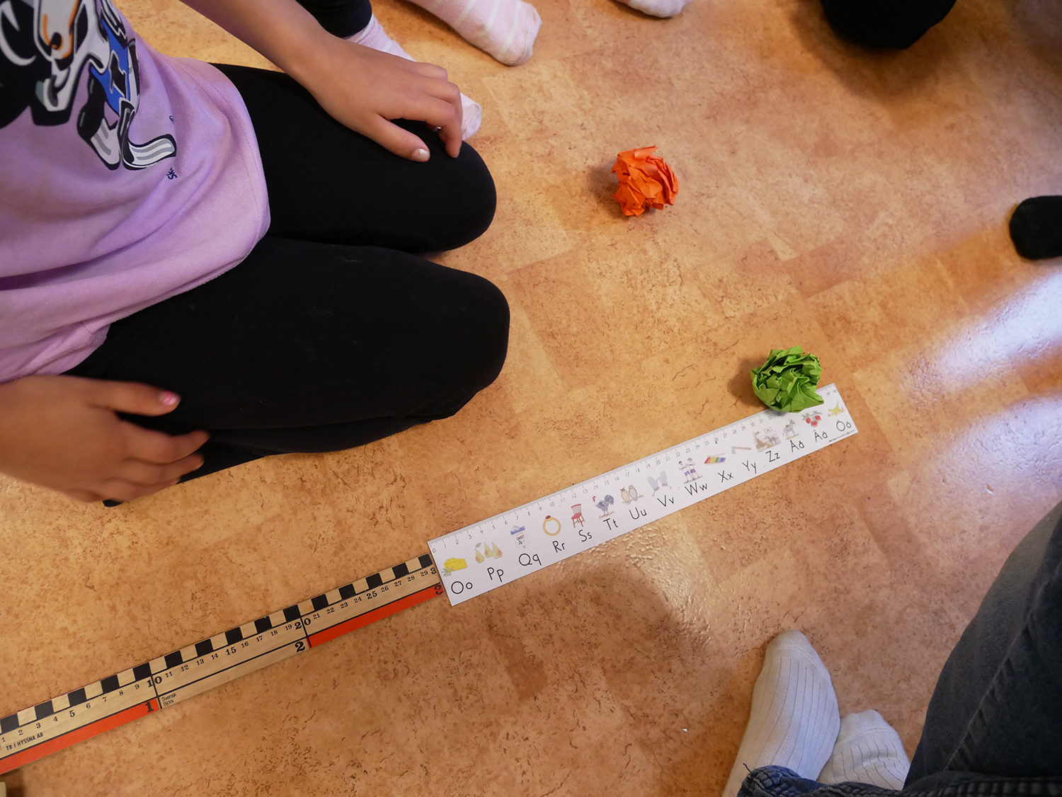 Barnen har lagt linjaler på en lång rad.