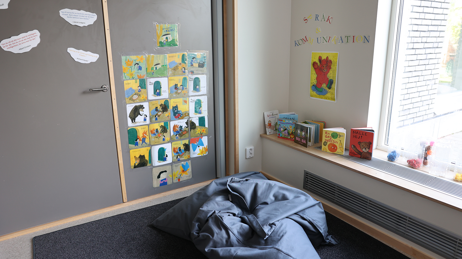 Saccosäckar ligger på golvet och böcker står uppställda.