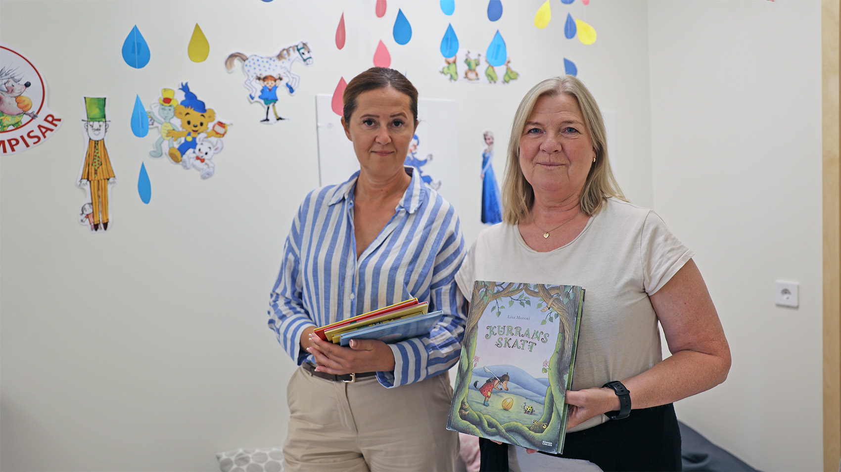 På väggen i biblioteket sitter figurer som Bamse och Pippi Långstrump.