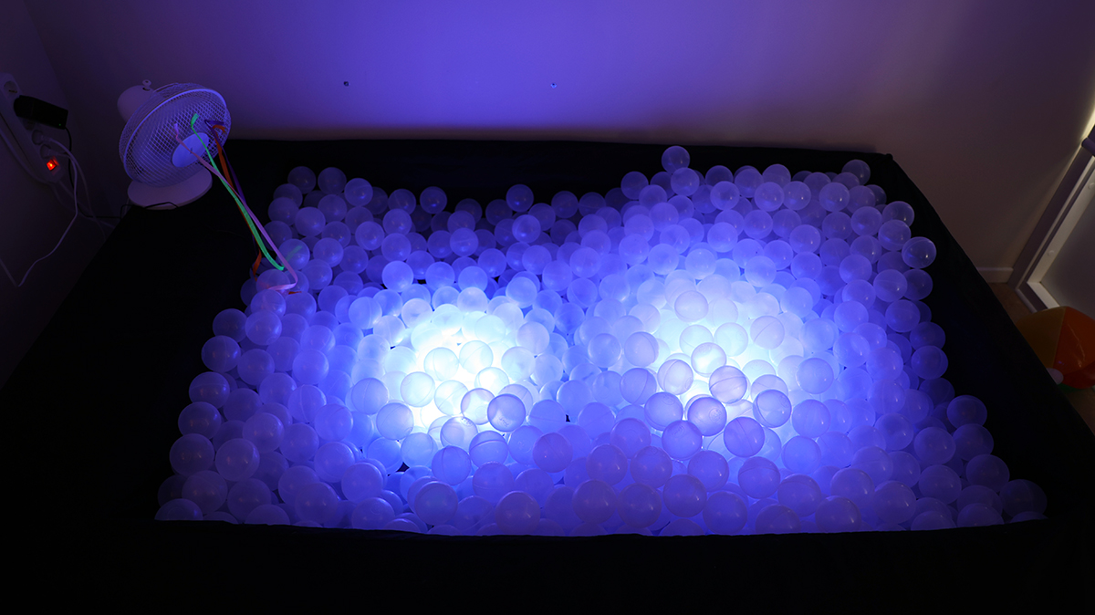 Ett litet bollhav med genomskinliga bollar.