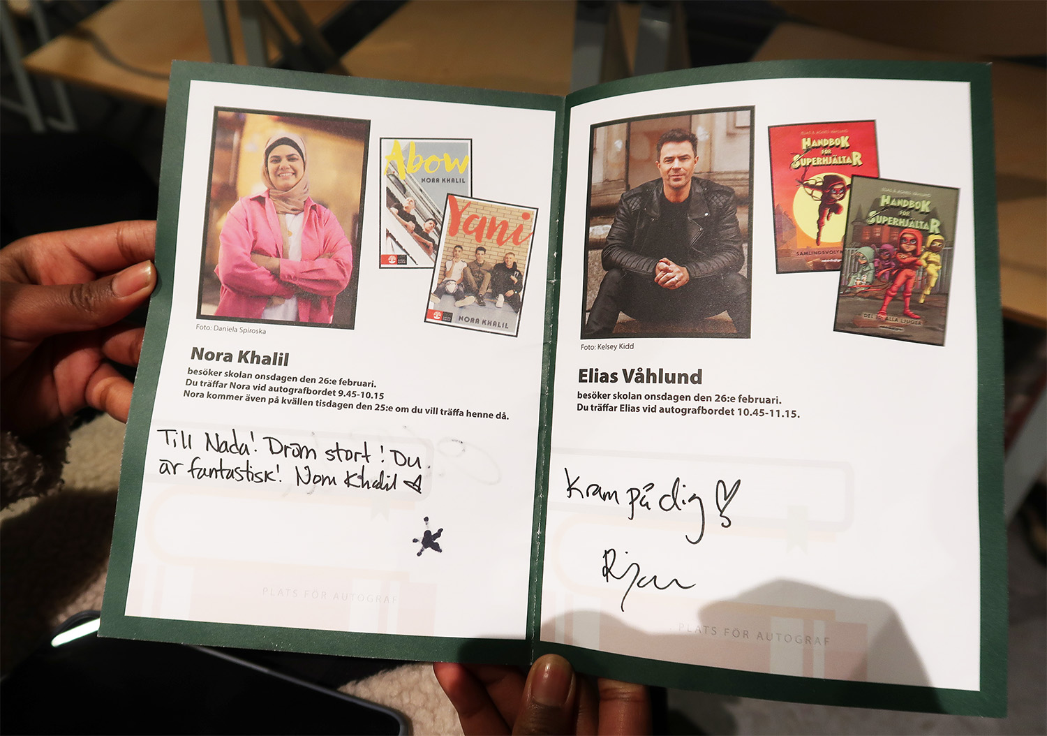 Ett häfte där författare skrivit hälsningar till en elev. 'Dröm stort! Du är fantastisk!' står det bland annat.