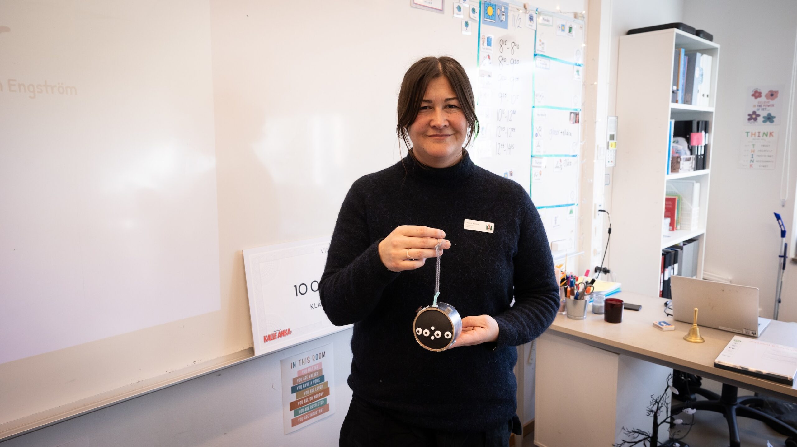 Desirée Bentzer står i sitt klassrum och visar upp elevernas uppfinning för att spara vatten.