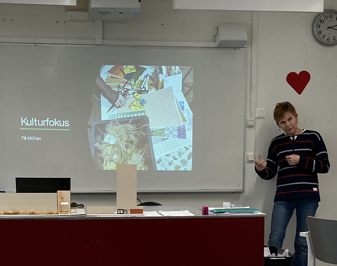 Elisabet står bredvid whiteboarden och berättar om Möllevångsskolans kulturfokus.