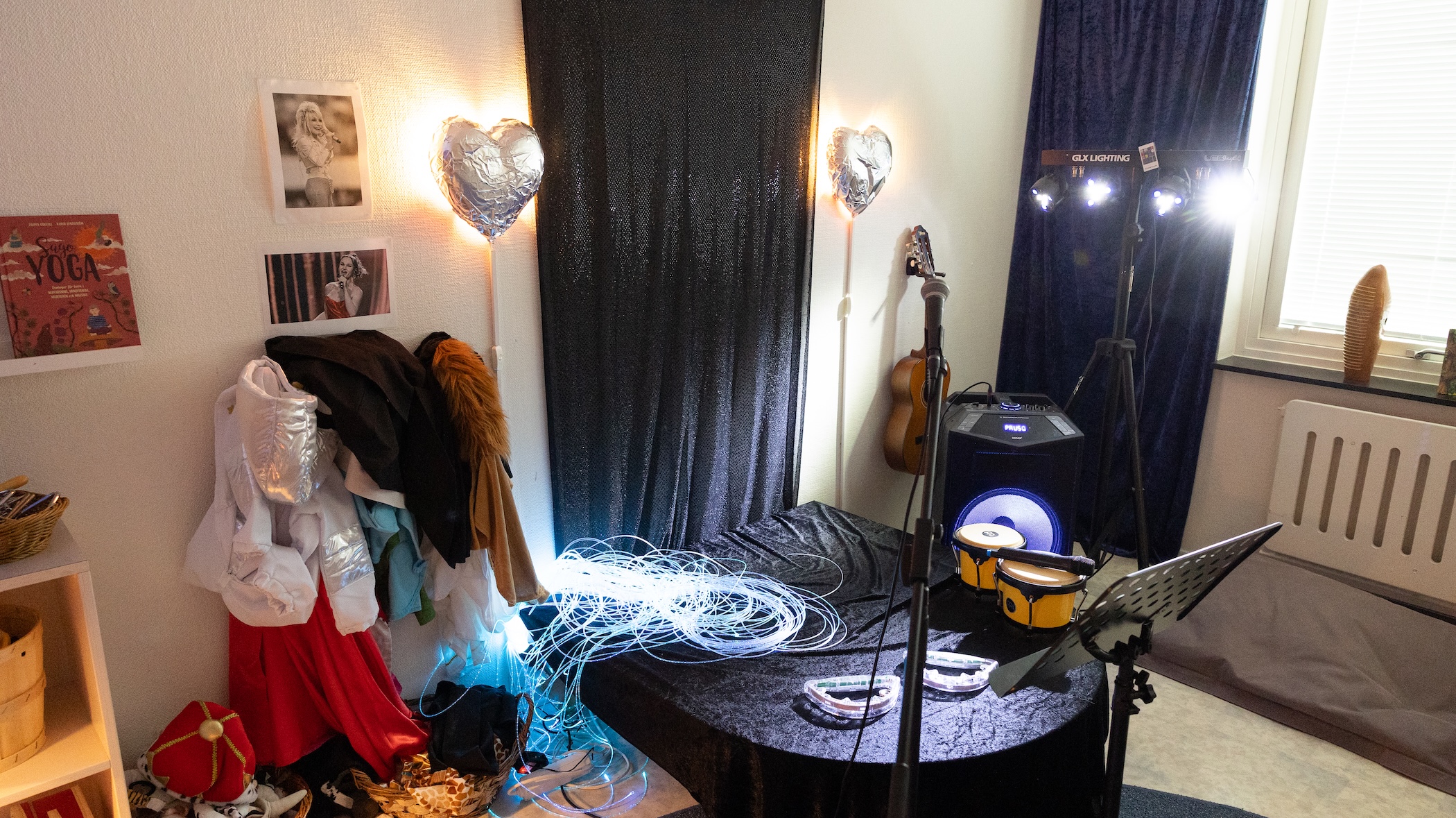 Ett rum för ljud, med en liten scen, musikinstrument och artistbilder på väggarna.