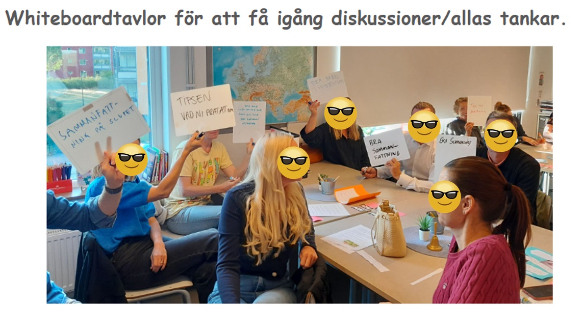 Föräldrar på mötet håller upp whiteboardtavlor för att få igång diskussioner eller tankar.