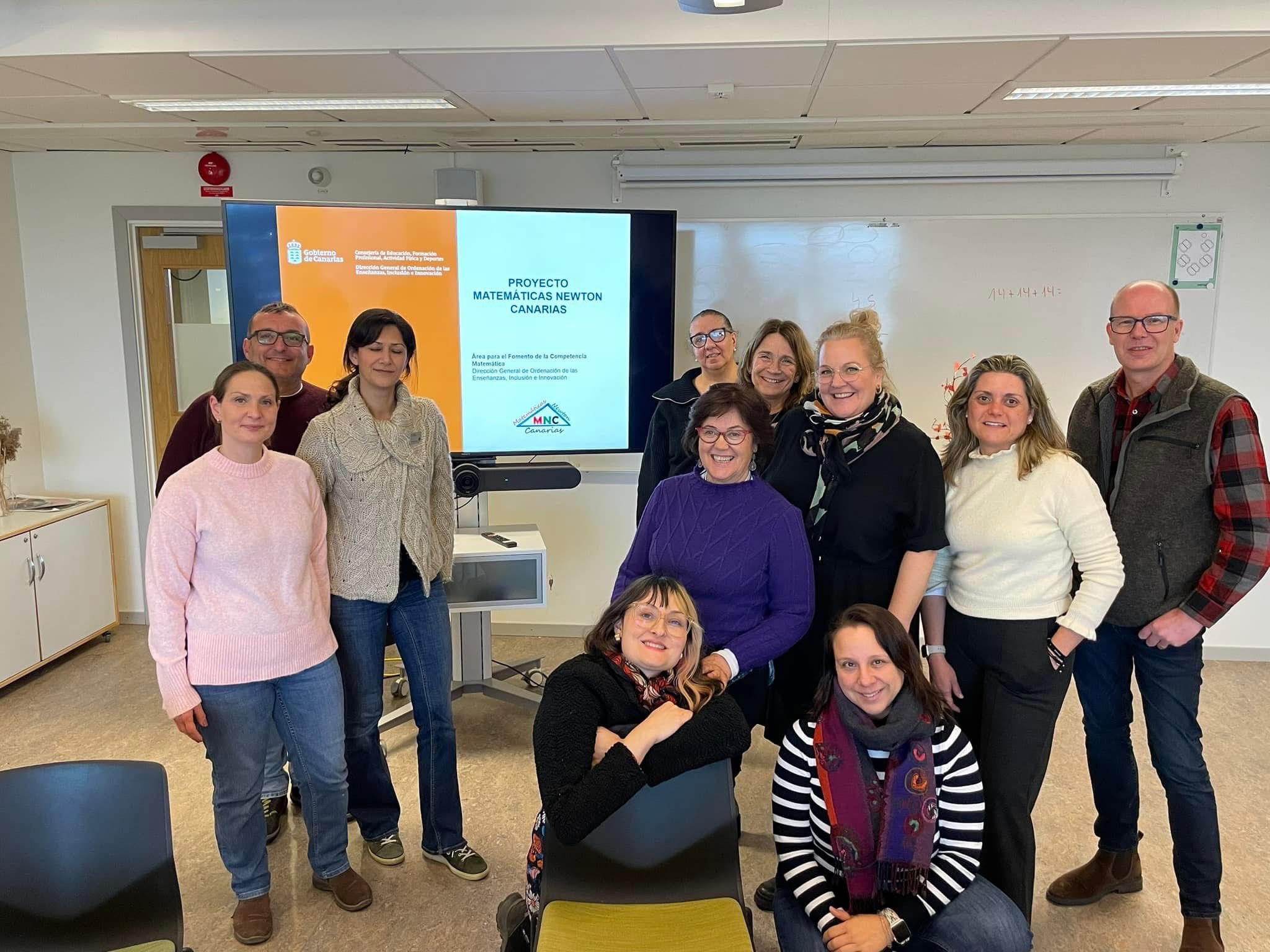 Lärare och medarbetare på utvecklingsavdelningen för skolor i Malmö poserar för kameran.