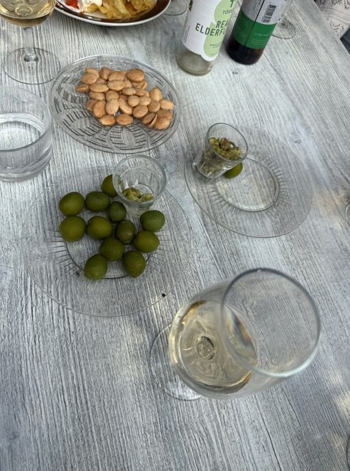 Plockmat och dryck uppställt på ett bord.