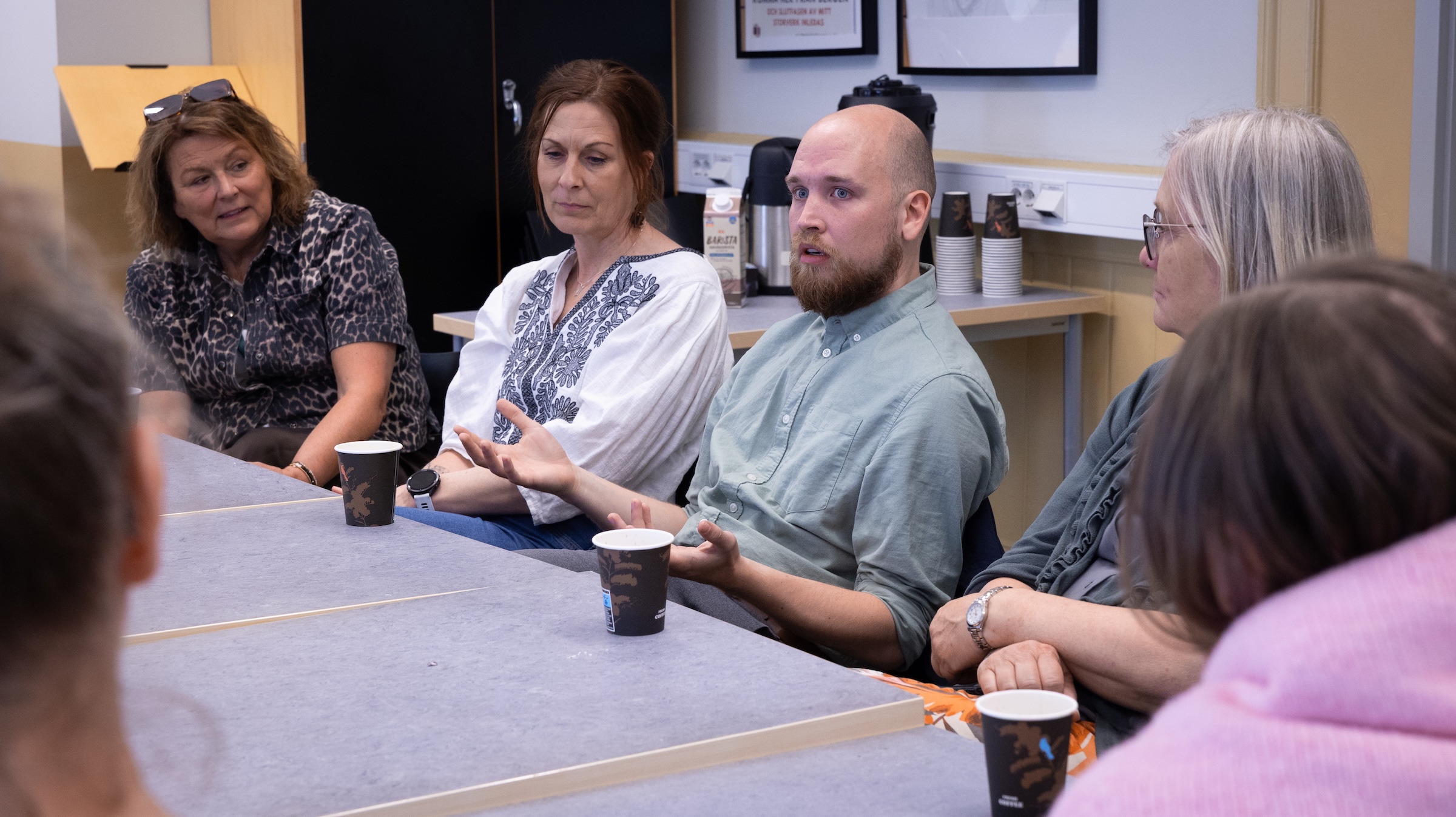 Deltagare i ett boksamtal diskuterar.