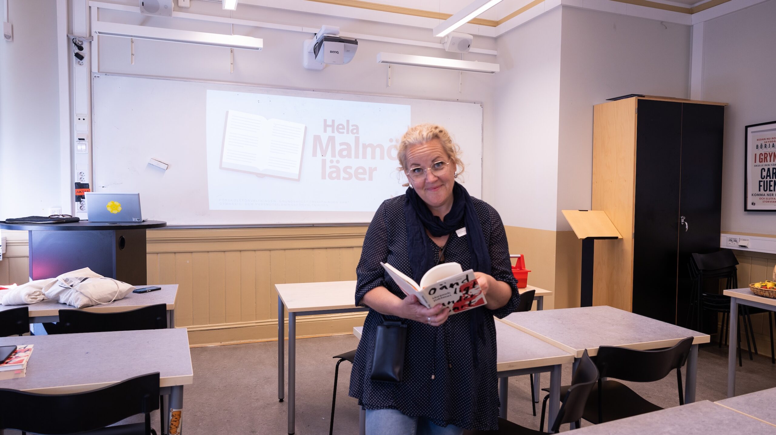 Anna Singhateh läser 'Oändligt underbart' i ett klassrum.