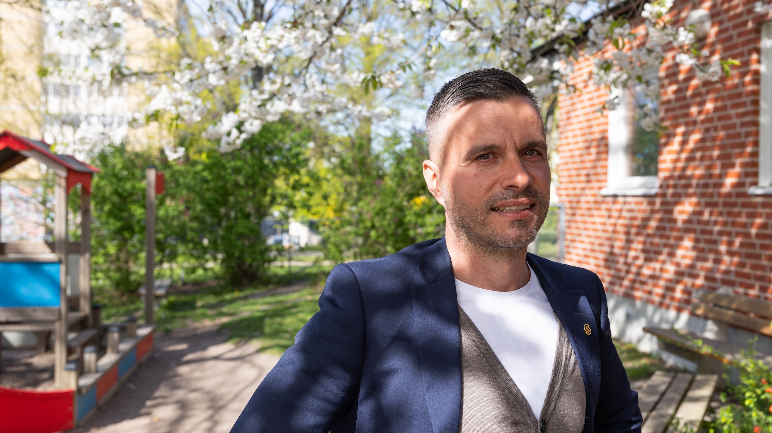 Gezim Isufi står utanför Nydala förskola.