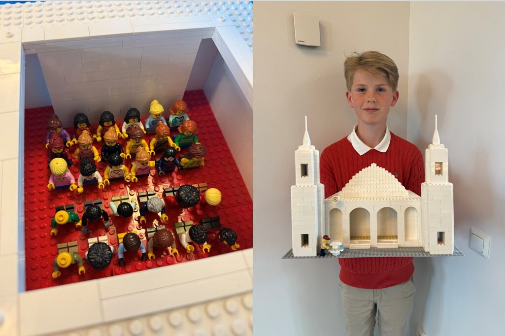 En elev håller upp en moské byggt av vita legobitar.