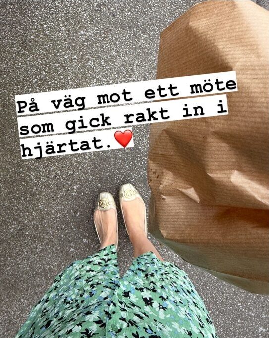 Finskor fotograferade uppifrån. I bild syns också en inslagen blombukett.