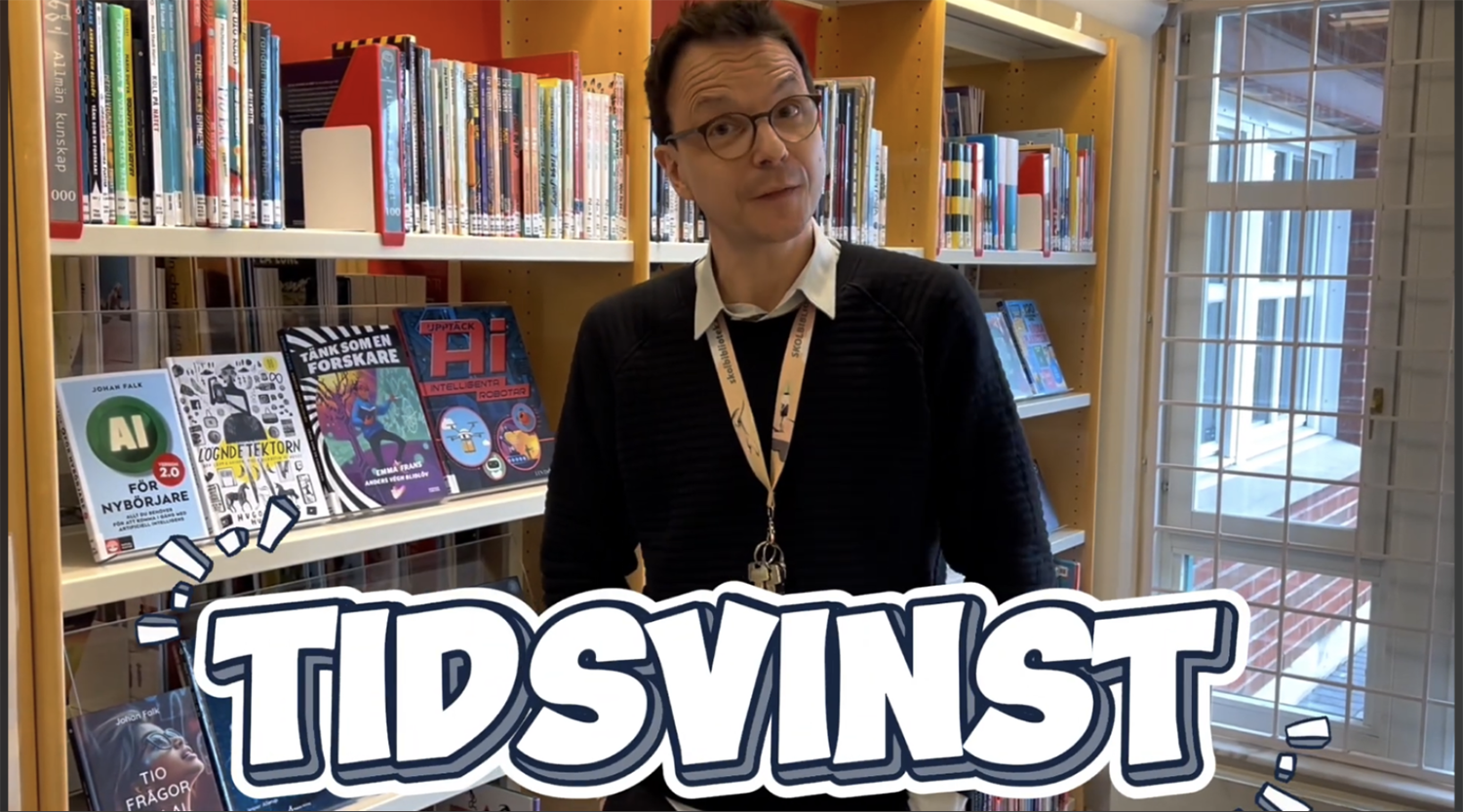 En person står framför en bokhylla, texten 'Tidsvinst' står på bilden.