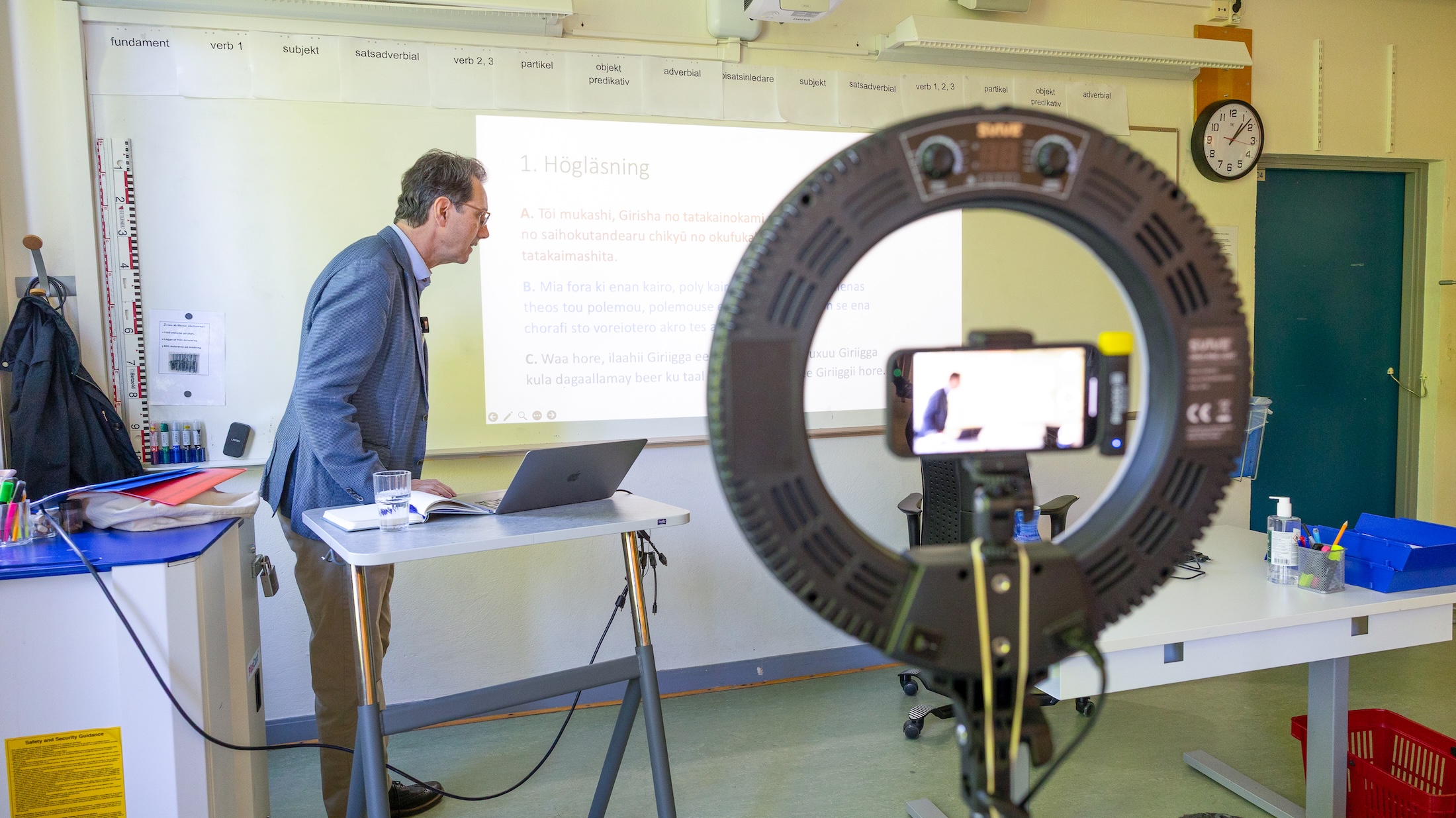 Tomas Riad föreläser framför en projicerad presentation.