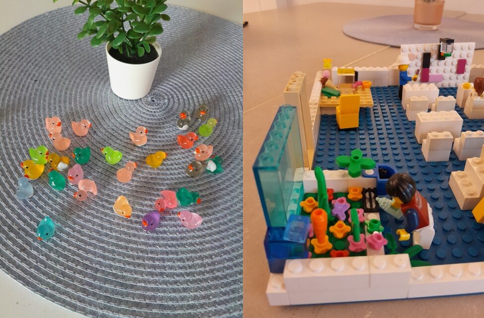 En samling små, färgglada ankor och en skolmiljö uppbyggd med lego.