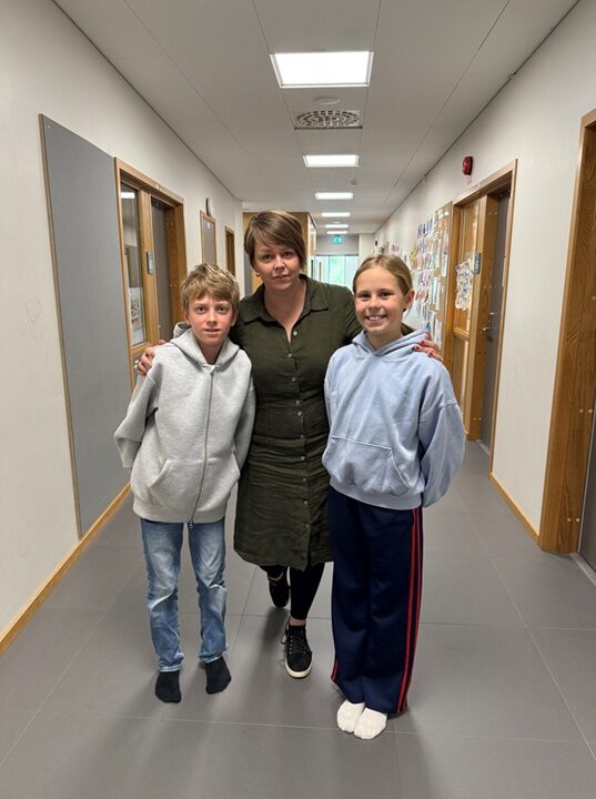 Katrin Stjernfeldt Jammeh tillsammans med två elever.