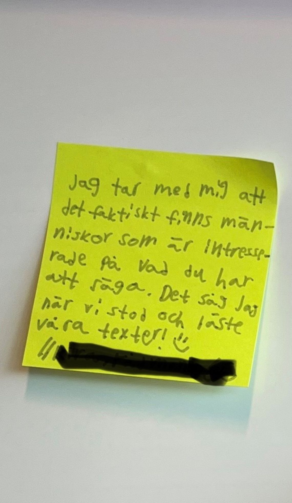 En gul post-it lapp med text på: 'Jag tar med mig att det faktiskt finns människor som är intresserade på vad du har att säga. Det såg jag när vi stod och läste våra texter'.