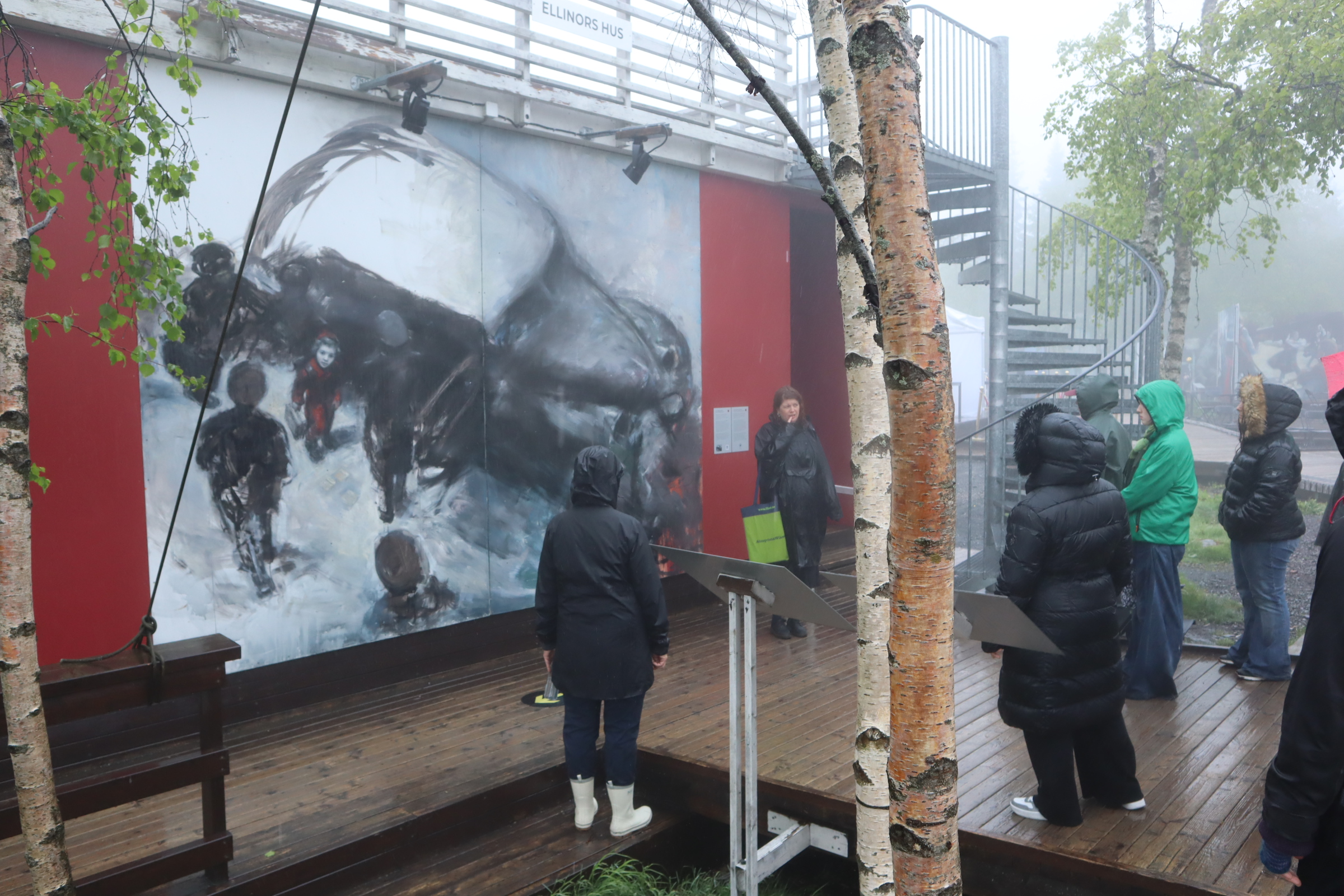 Elever lyssnar på en föreläsning utomhus.