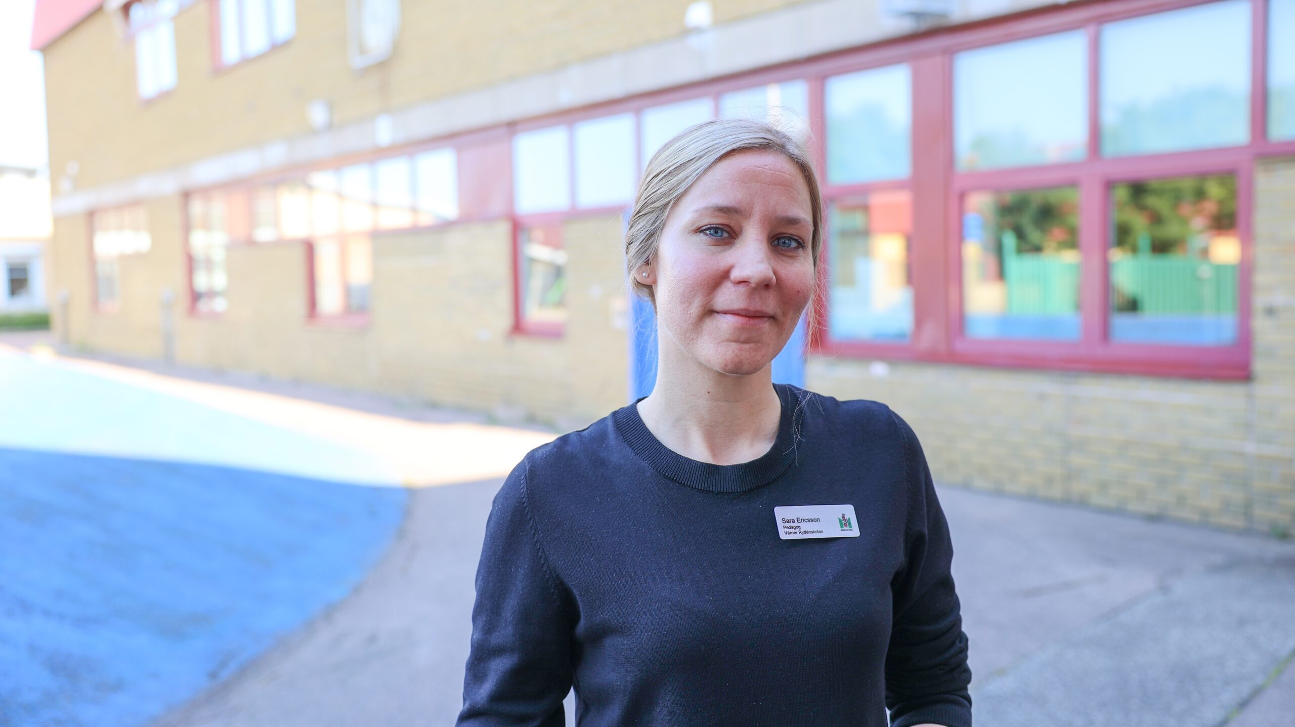 Sara Ericsson, pedagog, står på Värner Rydénskolans gård.