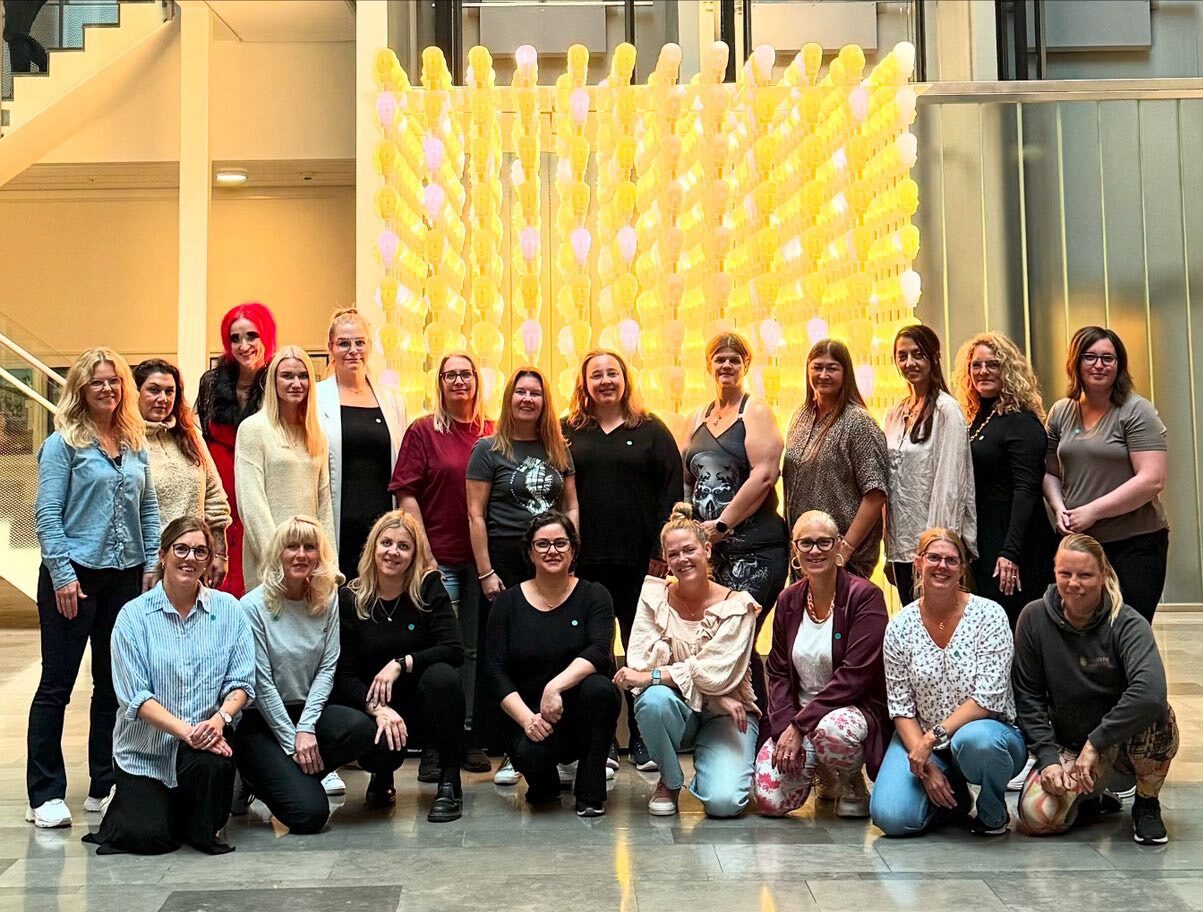 Gruppbild där deltagarna i kursen poserar.