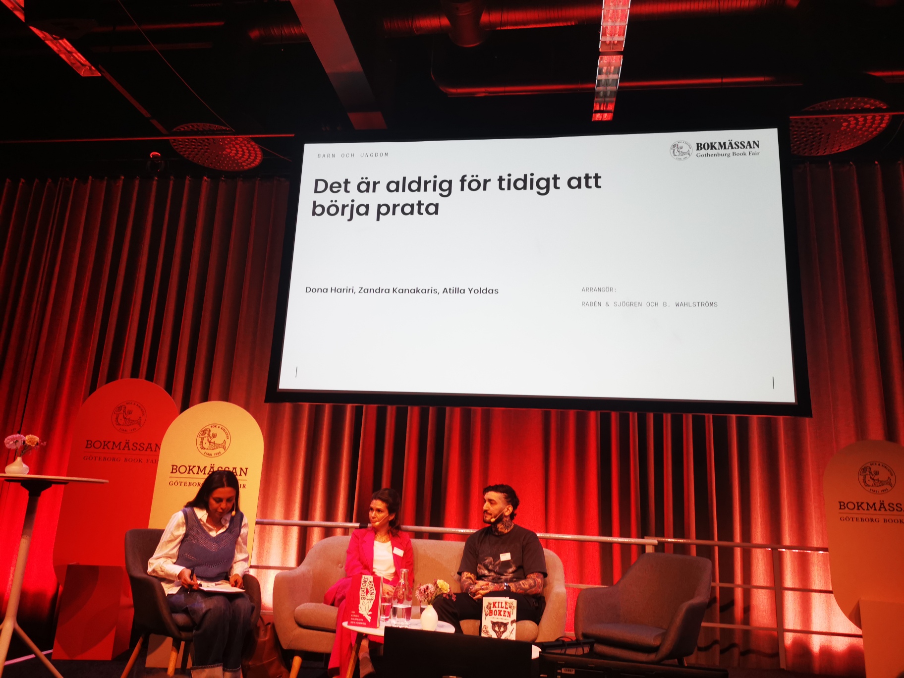 Dona Hariri sitter i stolen från vänster sida, därefter Zandra Kanakaris i soffan och bredvid henne i soffan sitter Atilla Yoldas.