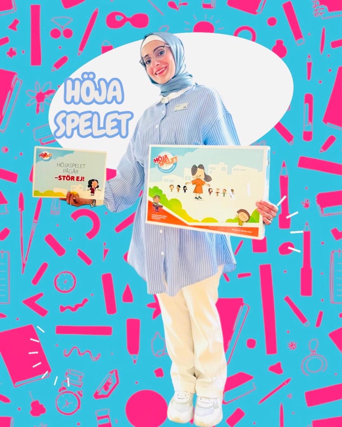 En pedagog håller upp skyltar där det står 'Höjaspelet pågår - stör ej!'