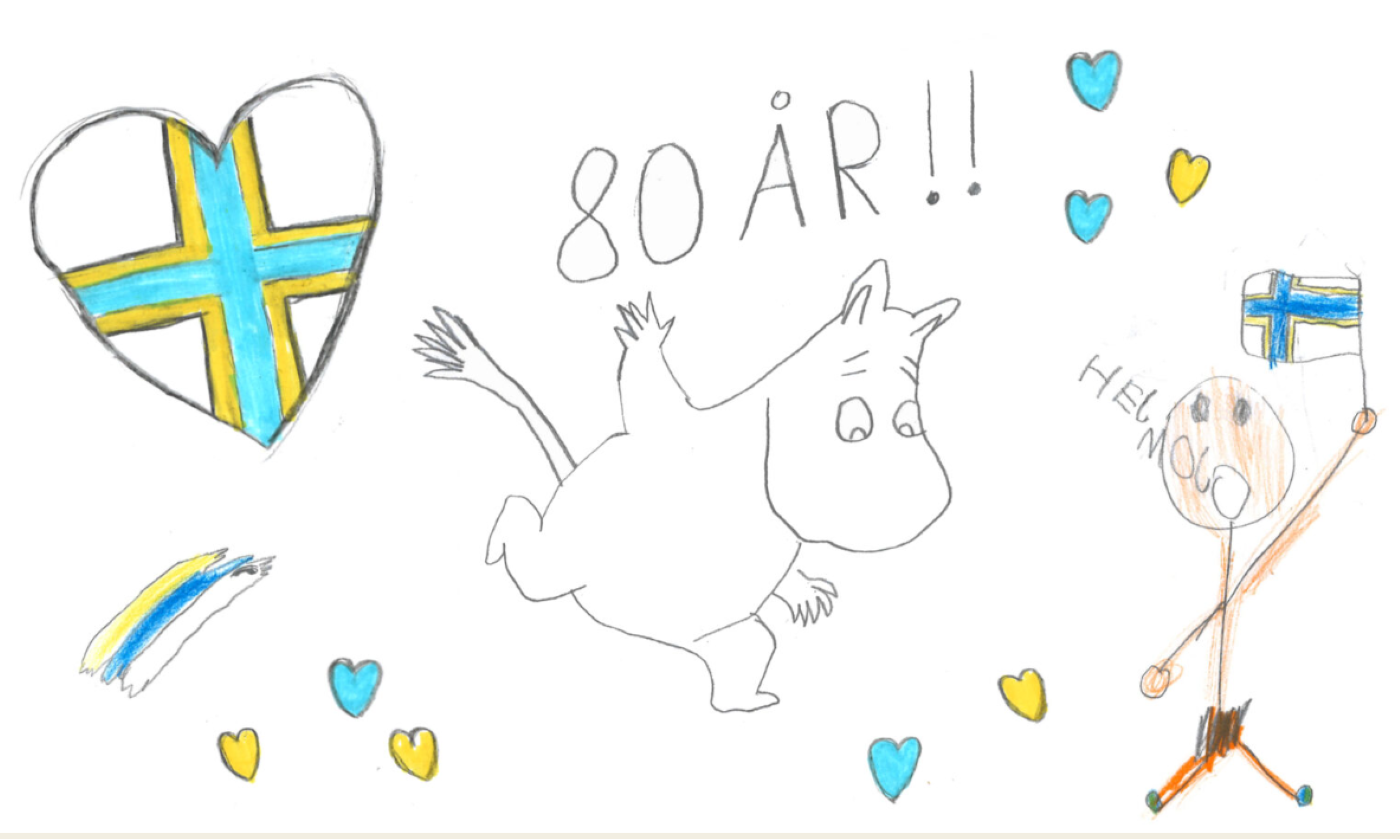 Barnteckning som firar Mumin 80 år med svensk flagga, hjärtan i blått och gult samt texten '80 år!!' och 'Hej Moomin'.