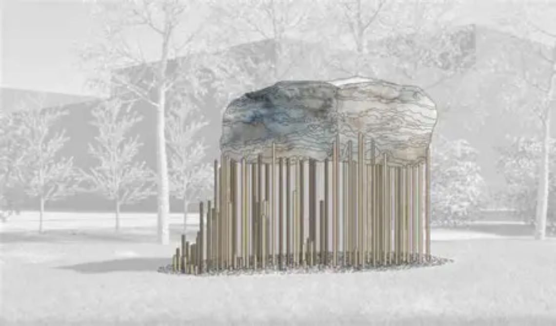 En liten grupp personer sitter i en rundsittning i ett ljust rum, med färgglada lappar uppsatta på väggen i bakgrunden.