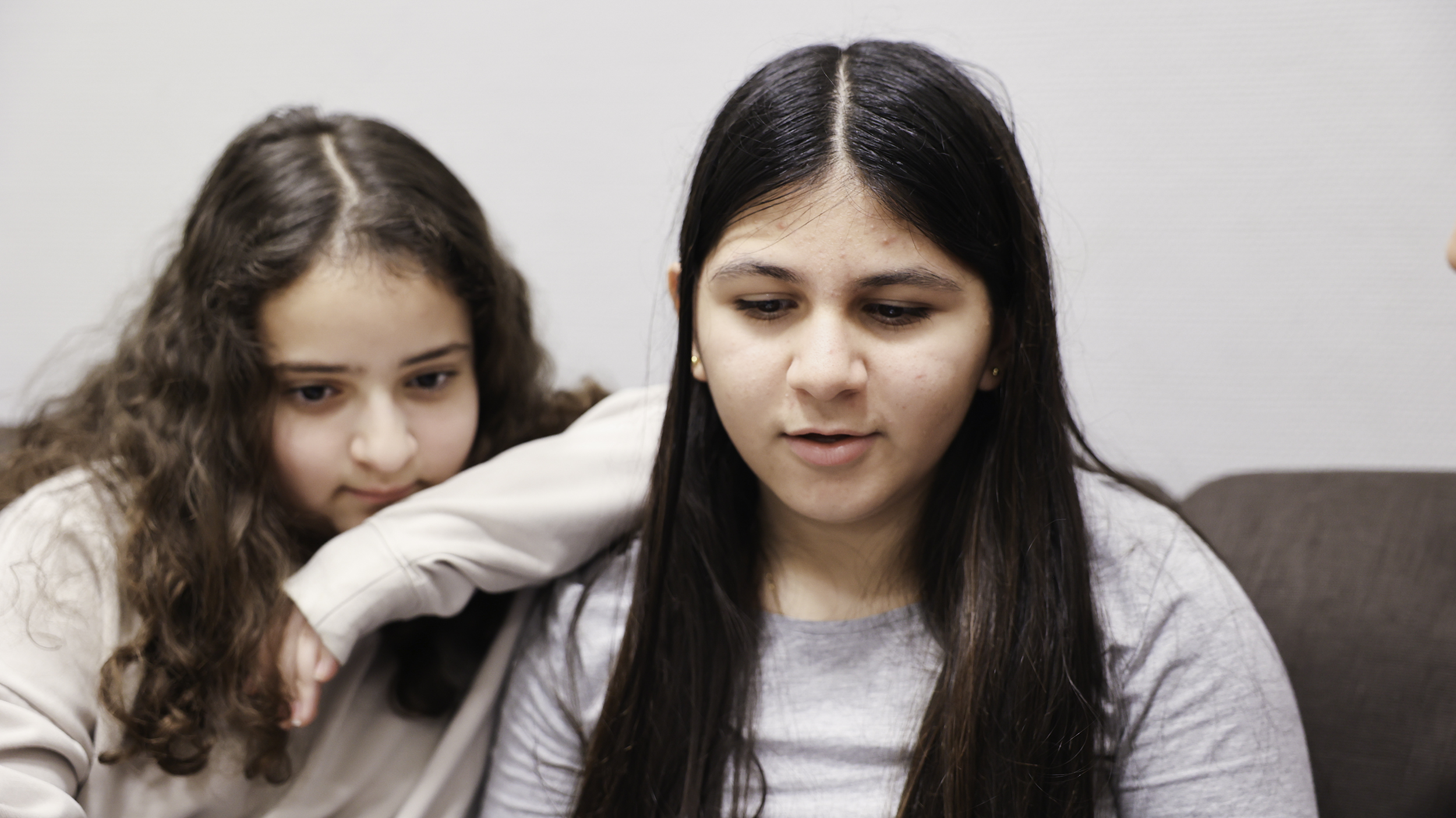 Två elever tittar koncentrerat på något.