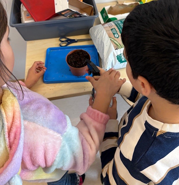 Två barn planterar,