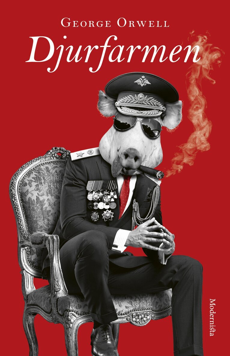 Bokomslag till Djur­farmen av George Orwell, med en gris i uniform som sitter i en fåtölj mot röd bakgrund.