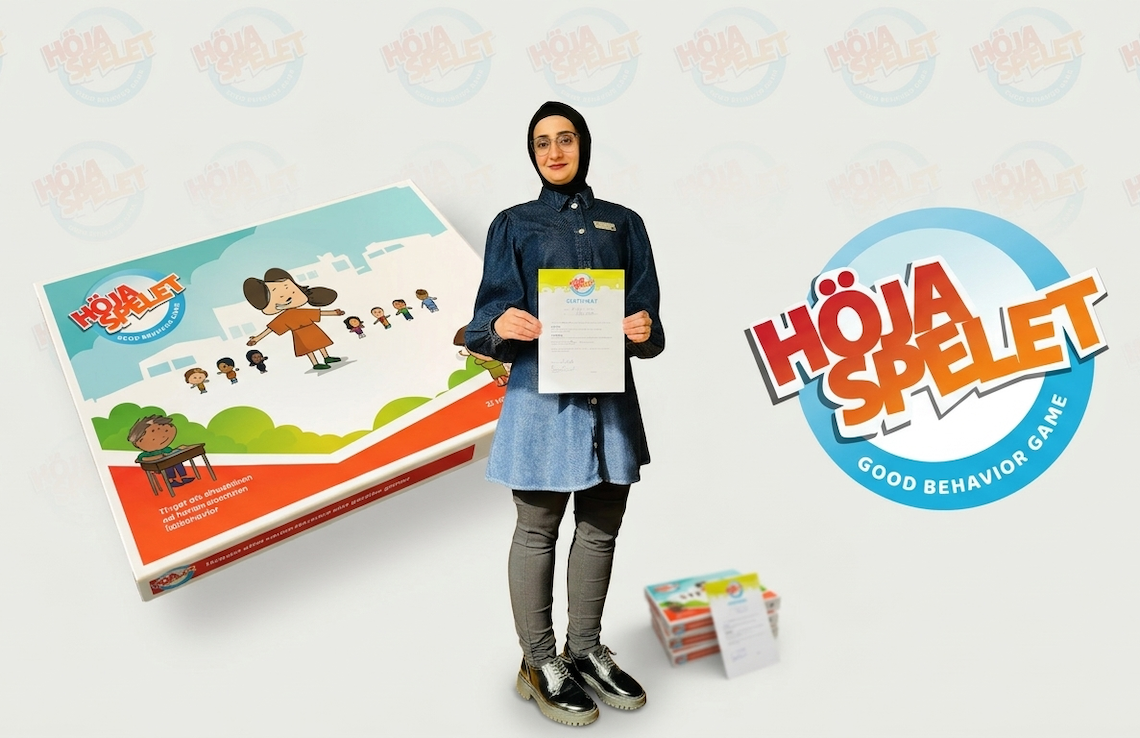 Person håller upp ett diplom framför grafik med logotypen Höjaspelet och illustration av ett brädspel.