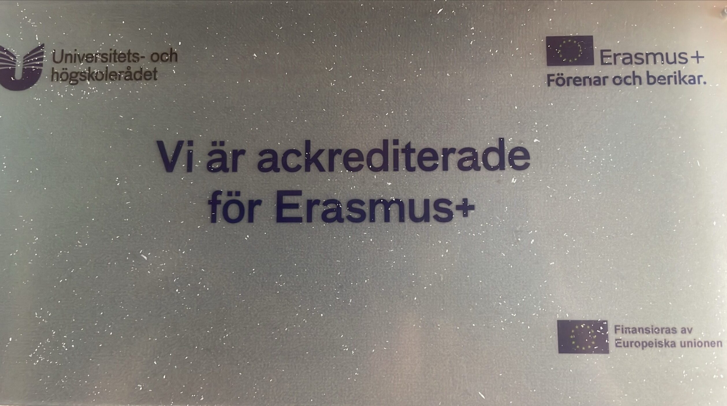 Skylt med texten Vi är ackrediterade för Erasmus+ samt logotyper för Universitets- och högskolerådet, Erasmus+ och Europeiska unionen.
