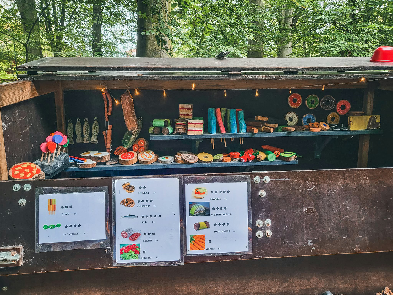 En stor låda fylld med mat och produkter av trä, som en leksaksaffär.