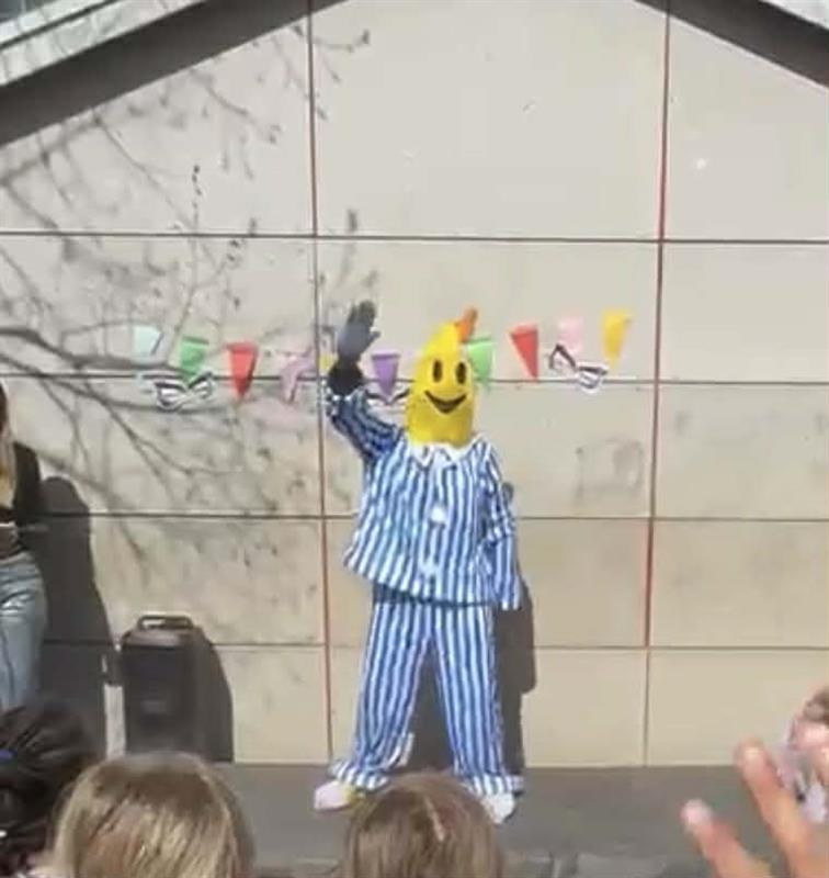 En person uppträder i Mased Singer på skolgården, utklädd till Bananer i Pyjamas.